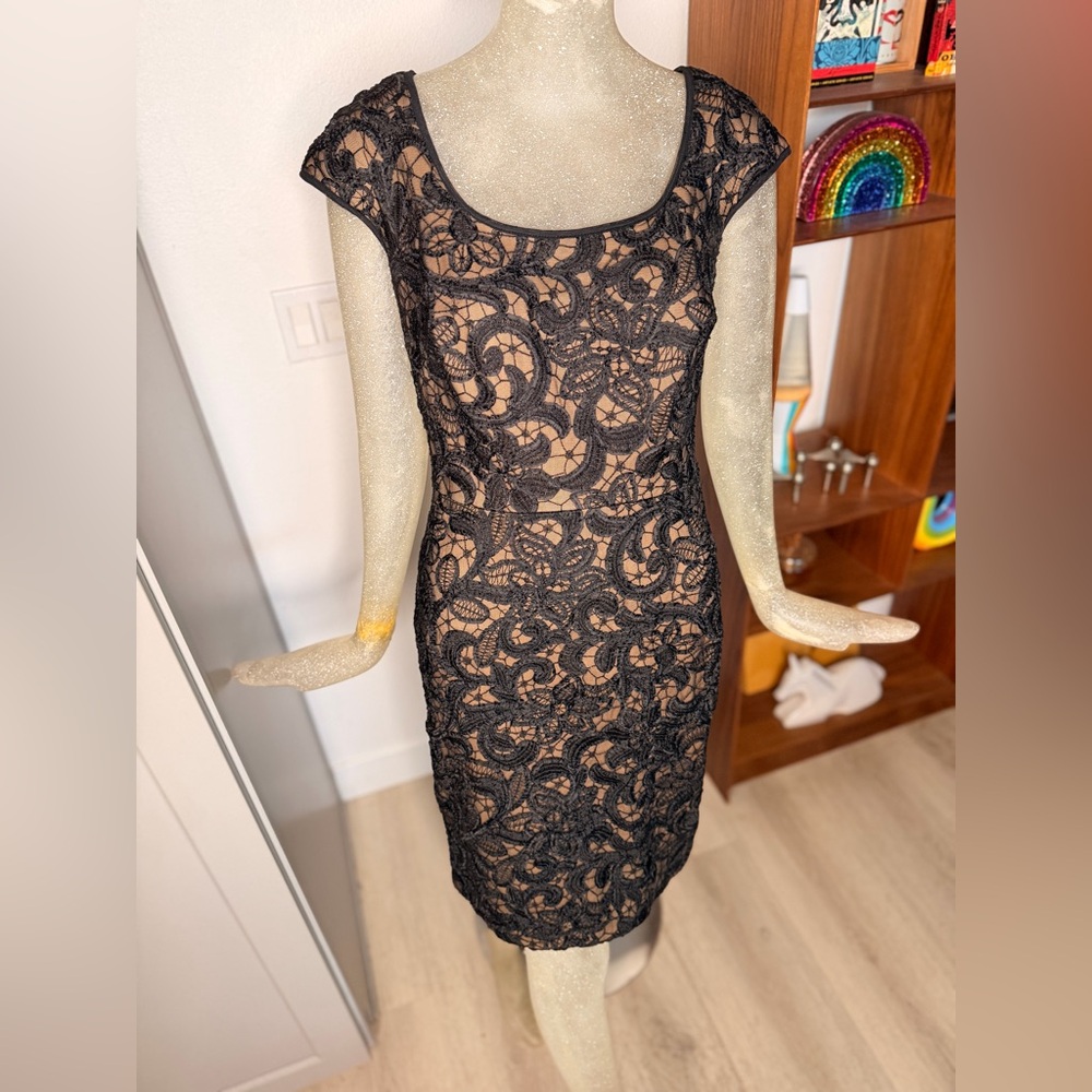Tadashi Elegant Black/Tan Lace Scoop Neck Cap Sleeve Dress. Size 2
